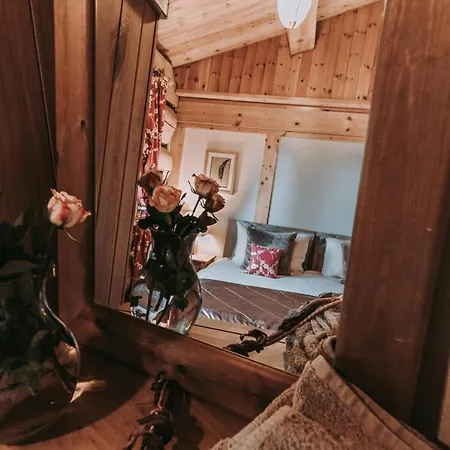 빌라 Guardswood The Woodsman Cabin 울버스톤