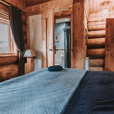 Guardswood The Woodsman Cabin 울버스톤
