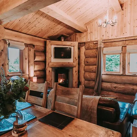 빌라 Guardswood The Woodsman Cabin 울버스톤