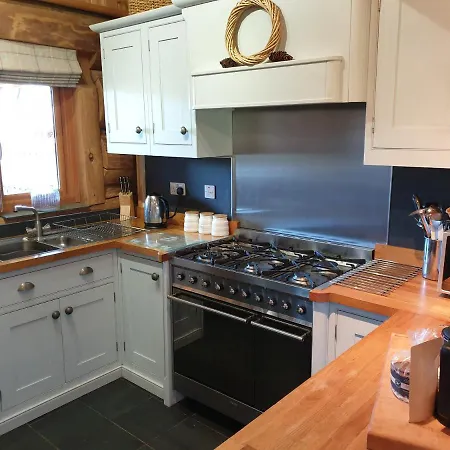 Guardswood The Woodsman Cabin * 울버스톤